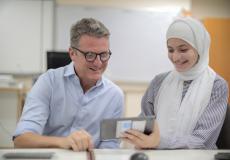 بدعم من الاتحاد الأوروبي.. الأونروا بغزة توزع لوحات رقمية على طلبة المدارس