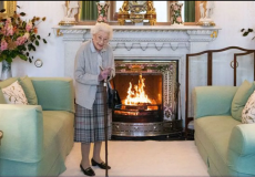 تفاصيل الصورة الأخيرة للملكة إليزابيث الثانية