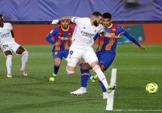 بنزيما ضد برشلونة-أرشيف.