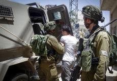 قوات الاحتلال تعتقل فلسطينيا - توضيحية