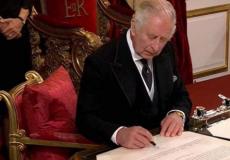 تشارلز يوقع تنصيبه ملكا.