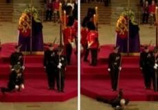 لحظة وقوع حارس نعش الملكة اليزابيث على الأرض