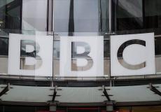 "بي بي سي" تقرر خفض 382 وظيفة ووقف بث الإذاعة العربية والفارسية