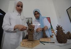أطفال من غزة يتعلمون "نحت الأشكال الفنية" باستخدام الطين والجبس