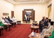 الرئيس عباس يستقبل الوفد الكويتي المكلف بالتعاقد مع معلمين فلسطينيين