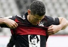 ليفاندوفسكي يحمل صورة الراحل جيرد مولر-أرشيف.