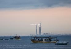 لحظة عودة لنشات الصيد من عمق البحر الي مرسي ميناء غزة