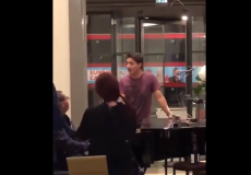 رئيس الوزراء الكندي جاستن ترودو يغني قبل دفن الملكة إليزابيث