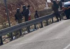 قوات الاحتلال تحتجز سيارة إسعاف وطاقمها جنوب نابلس