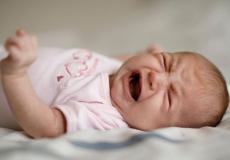 7 طرق علاج الانتفاخ عند الرضع وحديثي الولادة