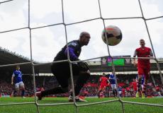 حالة نادرة.. لاعب يسجل هدفا عالمياً من 60 مترا لكن في مرمى فريقه