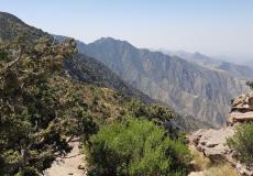 الأمطار تتسبب بانهيار جبل في السعودية