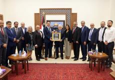 الرئيس عباس يكرّم رئيس بلدية "باترسون" الأميركية أندريه صايغ