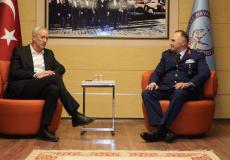 غانتس يصل إلى أنقرة ويلتقي وزير الدفاع التركي