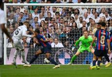 ريال مدريد يهزم برشلونة وينفرد بصدارة ترتيب الدوري الإسباني