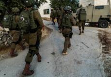 الاحتلال يقتحم عمارة سكنية شمال القدس المحتلة 