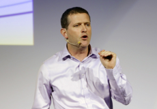 عدي أديري كبير المفاوضين الإسرائيليين.