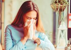 فتاة مصابة بالزكام