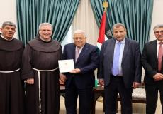 لحظة تسلّم الرئيس الفلسطيني دعوة حضور قداس عيد الميلاد المجيد