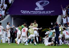المنتخب الإيراني يحتفل بهدفه في شباك المنتخب الويلزي.