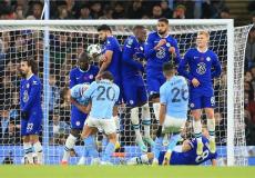 لاعب مانشستر سيتي رياض محرز يسدد على مرمى تشيلسي