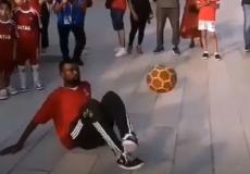 الشاب السوداني عبد الله عماد يستعرض مهارته بكرة القدم