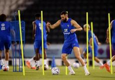 نجم منتخب فرنسا كريم بنزيما خلال تدريبات اليوم في قطر