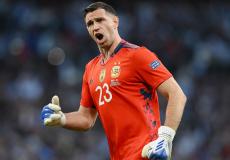 الحارس إيميليانو مارتنيز.