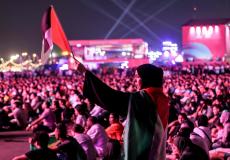مشجعة في مونديال قطر ترفع علم فلسطين
