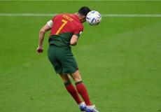 اللاعب البرتغالي كريستيانو رونالدو خلال تسجيل هدف في منتخب الاوروغواي