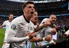 لاعبو منتخب انجلترا يحتفلون بالهدف في مرمى ايران