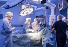 أطباء يجرون عملية لمريض/ أرشيف.