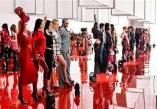 صورة من تصاميم فرساتشي للخريف والشتاء الحاليين