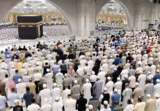 مصلون في رحاب الكعبة المشرفة
