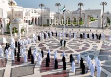 في يوم العلم .. منصور بن زايد يرفع علم الإمارات على سارية قصر الوطن