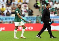 أثناء خروج اللاعب سلمان الفرج من الملعب بعد تعرضه للإصابة.