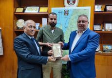 بلدية غزة تكرم المبادر "المشهراوي" تقديراً لدوره في تجميل منطقته