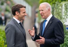 الرئيس الامريكي جو بايدن وماكرون