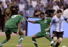 ليونيل ميسي نجم منتخب الارجنتين ضد لاعبي منتخب السعودية