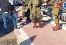 لحظة اعتقال فلسطيني من قبل الجيش الإسرائيلي في الخليل