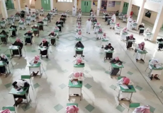 طلاب يؤدون الاختبارات في مدارس المملكة