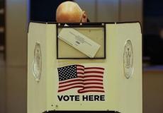 مواطن امريكي يدلى بصوته في الانتخابات النصفية الامريكية 2022