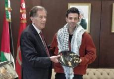 السفير هائل الفاهوم يكرم الشاب التونسي