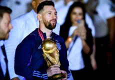 ميسي يتوج بكأس العالم 2022