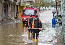 الدفاع المدني في غزة خلال مهمات في المنخفضات الجوية