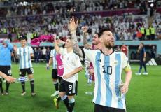 ميسي وزملائه يحتفل بتأهل منتخبهم للدور المقبل في كاس العالم.jpg