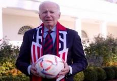 الرئيس الأمريكي جو بايدن حاملا كرة كأس العالم