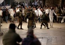 مستوطنون وعدد من جنود الاحتلال في الخليل