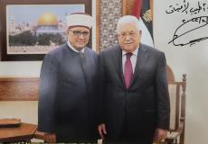 الرئيس الفلسطيني محمود عباس ووزير الأوقاف حاتم البكري