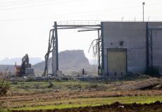 إسرائيل تبدأ بإزالة معبر كارني عند حدود غزة